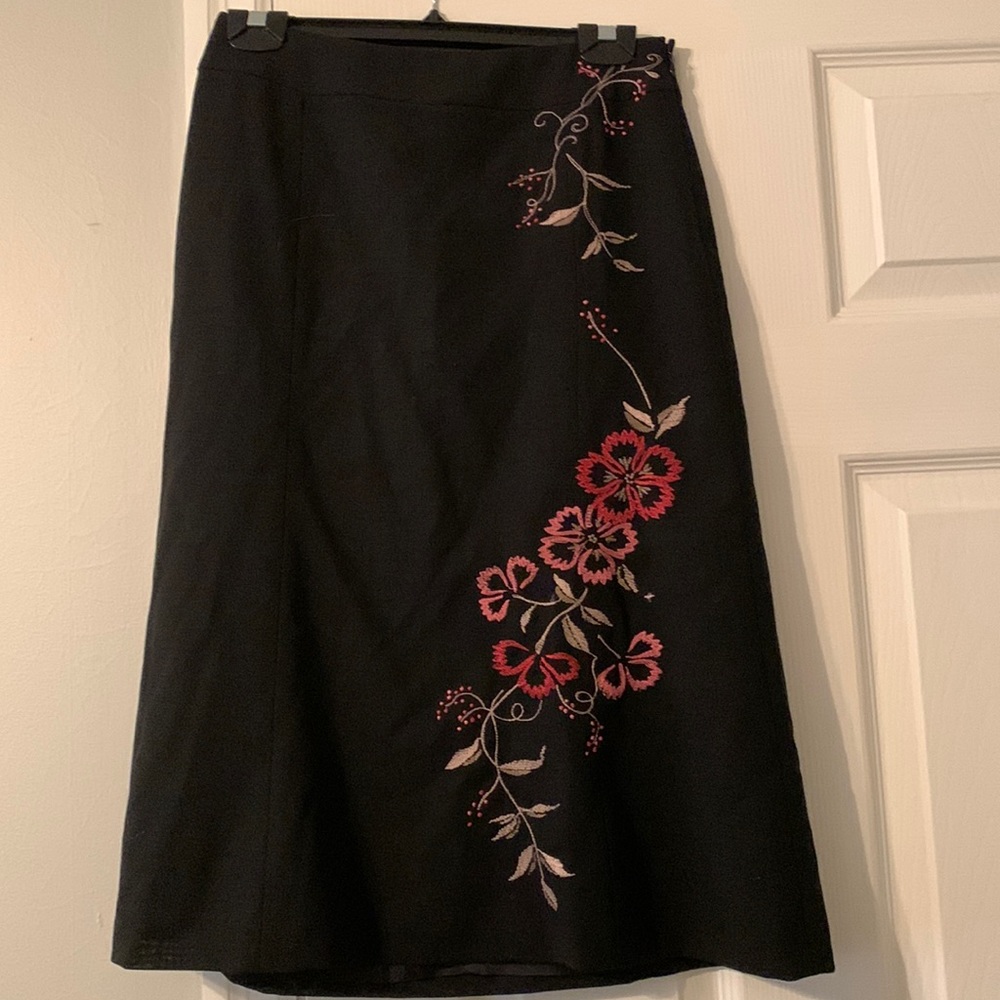 Ann Taylor Loft wool blend embroidered skirt, 2P, suiting skirt, black